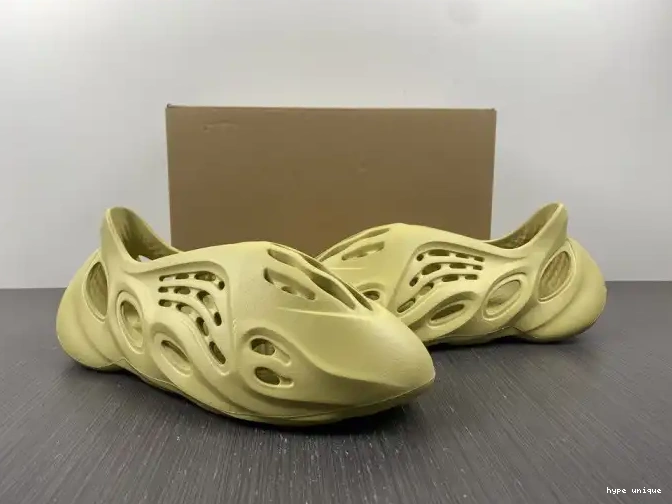 hype RNNR Yeezy Adidas Foam Sulfur GV6775 0524